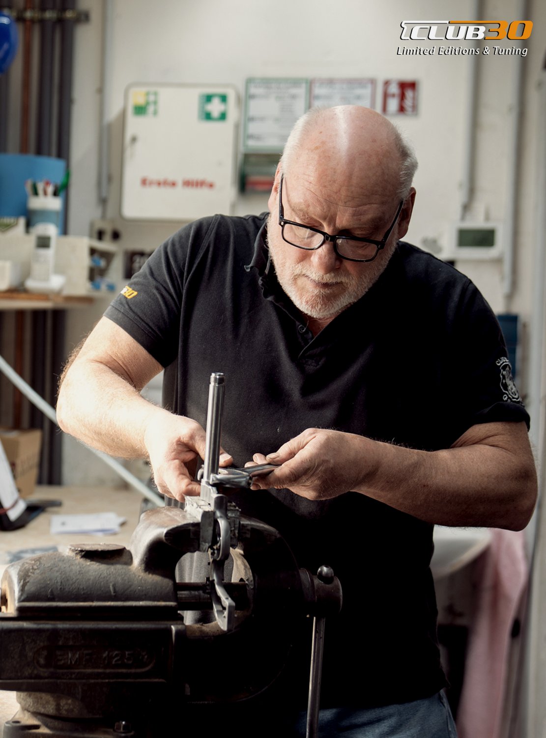Büchsenmacher bei der Arbeit an der Werkbank