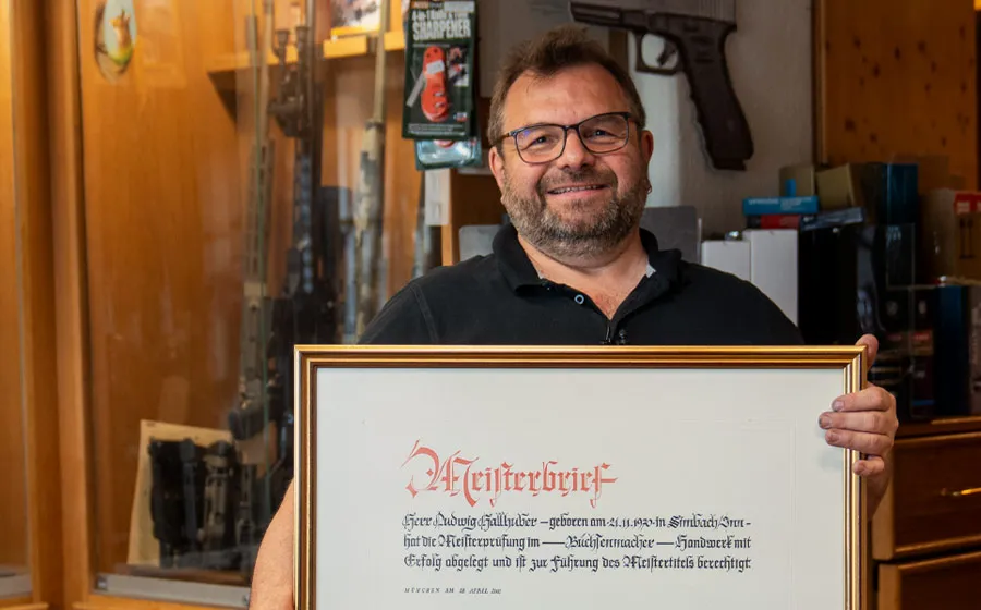 Club 30 Waffen Hallhuber